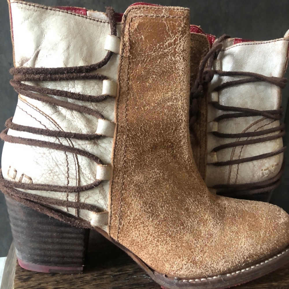 Sassy Never Worn Blaire Leather Ankle Boot
BED STU